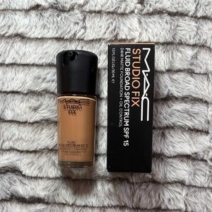 MAC Cosmetics Studio Fix Fluid Foundation SPF 15 - NC44